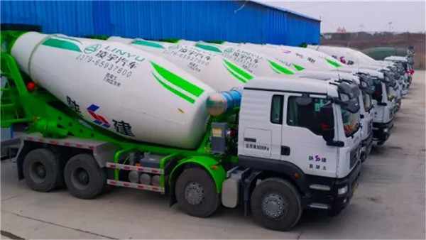 克服萬難！新春批凌宇罐車發(fā)往市場