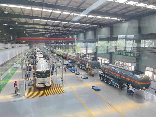 堅守一線戰高溫，齊心協力保生產